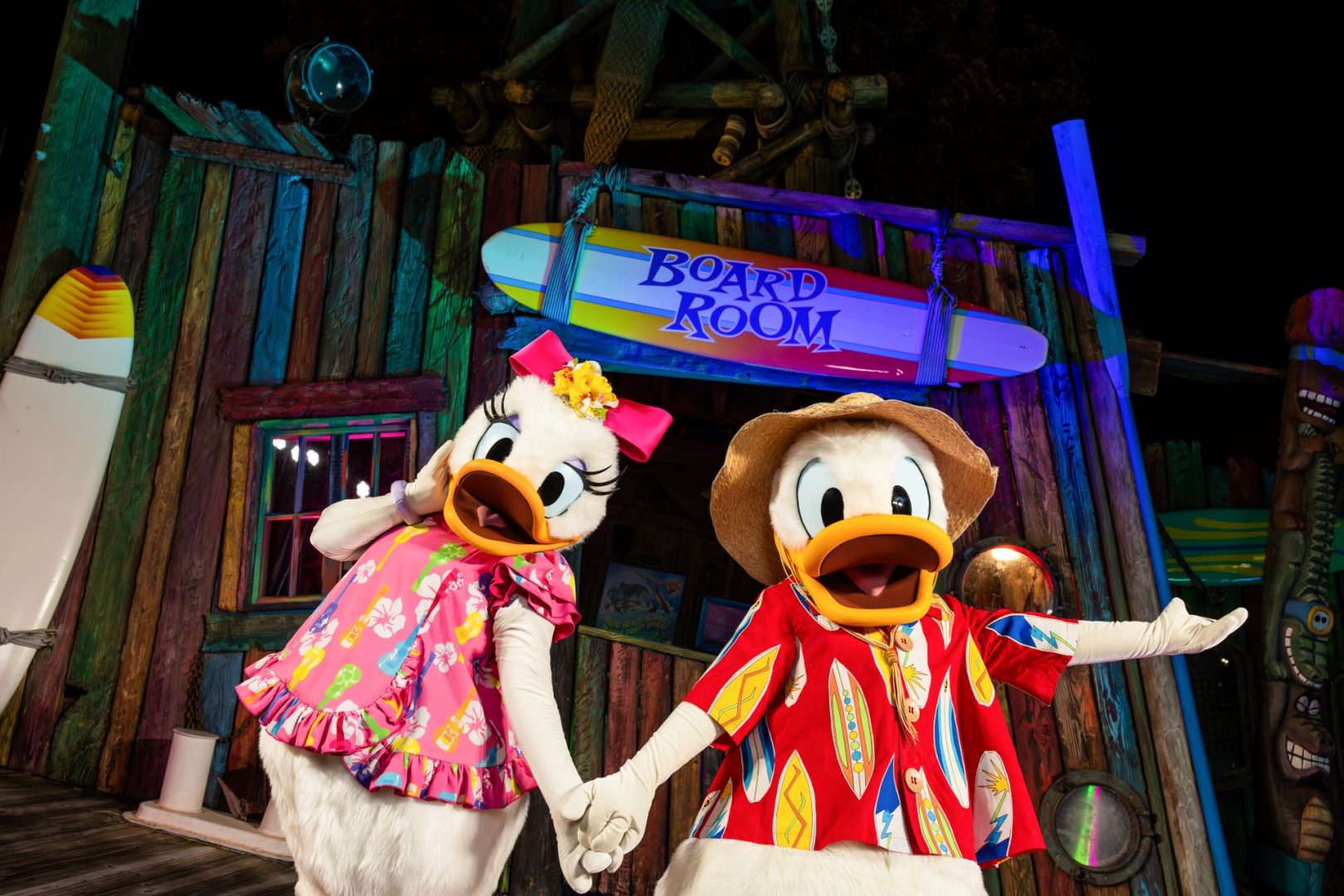 Donald Duck and Daisy Duck - Typhoon Lagoon