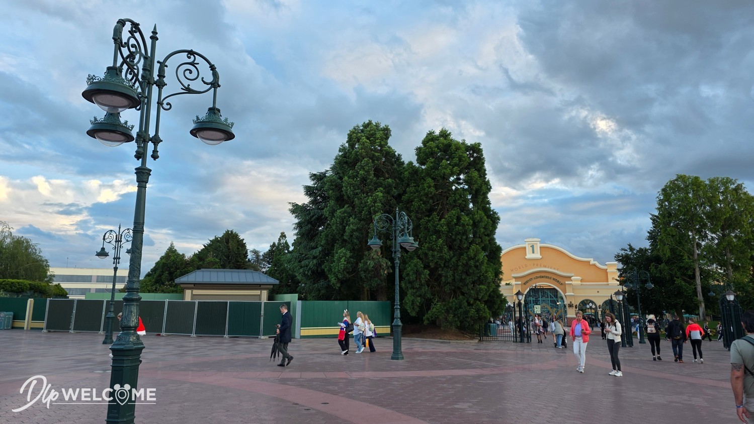 Exciting New Temporary Food Kiosk Pops Up at Disneyland Paris!