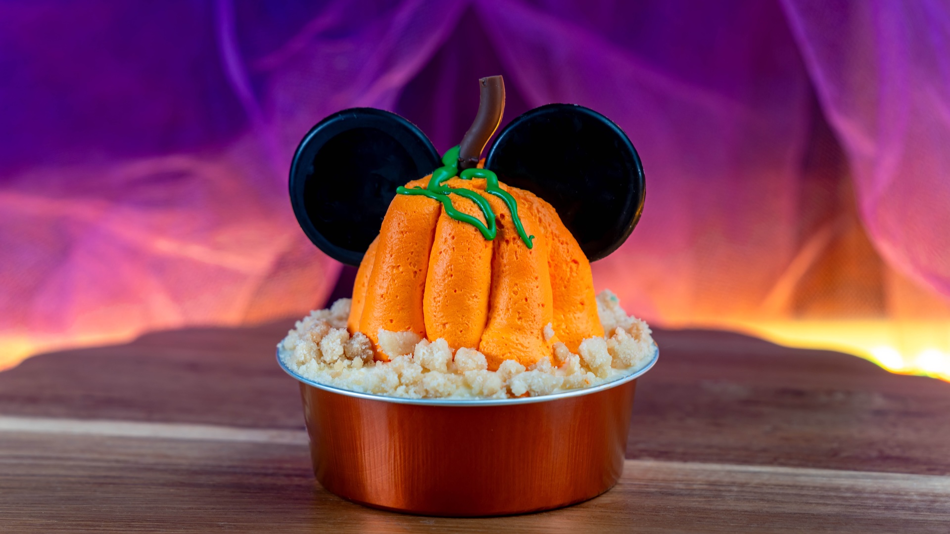 • Mickey Pumpkin Cupcake with cream cheese frosting, brown sugar crumbles, and orange white chocolate mousse finished with chocolate ears and a chocolate twig (Available Aug. 18 through Nov. 12) (New)