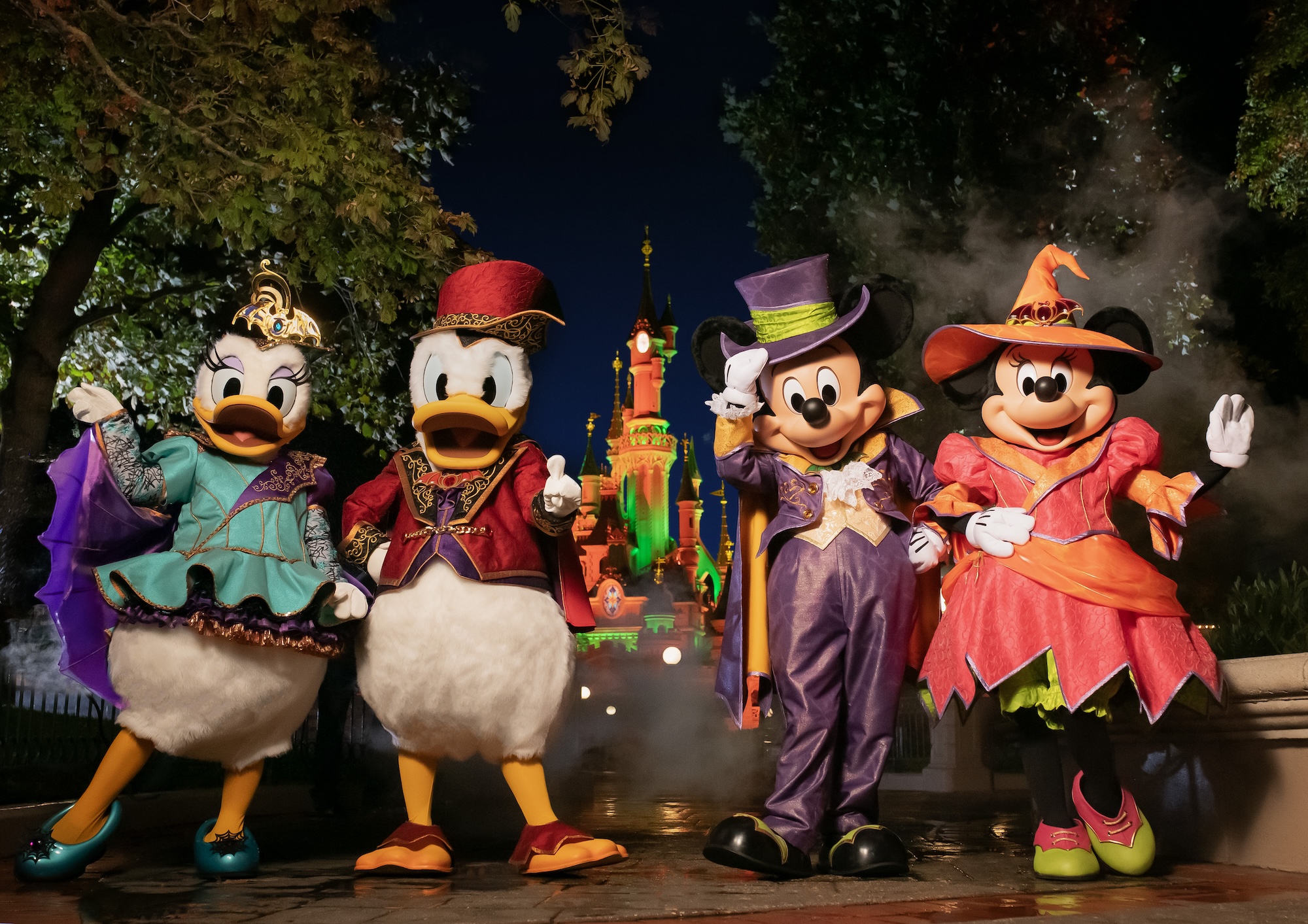 Mickey et ses amis dans leurs tenues d'Halloween de style victorien